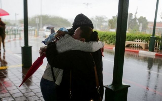 Une embrassade à l'extérieur de l'unité d'urgence à l'hôpital Barzilai à Ashkelon le 7 février 2016, après qu'un soldat israélien a été légèrement blessé dimanche matin après avoir été poignardé. (Crédit : Edi Israel / Flash90) Une embrassade à l'extérieur de l'unité d'urgence à l'hôpital Barzilai à Ashkelon le 7 février 2016, après qu'un soldat israélien a été légèrement blessé dimanche matin après avoir été poignardé. (Crédit : Edi Israel / Flash90)