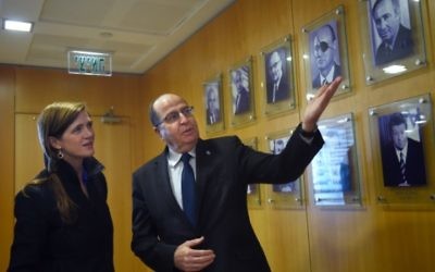 Le ministre de la Défense Moshe Yaalon a rencontré l'ambassadrice américaine à l'ONU, Samantha Power, lors de sa visite en Israël, au ministère de la Défense à Tel-Aviv, le 16 février 2016 (Crédit : Diana Khananashvili / MOD)