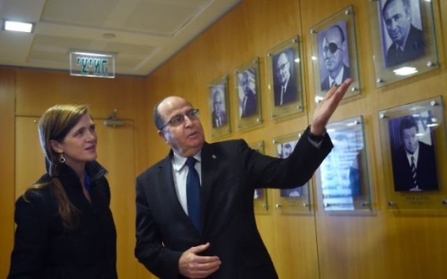 Le ministre de la Défense Moshe Yaalon a rencontré l'ambassadrice américaine à l'ONU, Samantha Power, lors de sa visite en Israël, au ministère de la Défense à Tel-Aviv, le 16 février 2016 (Crédit : Diana Khananashvili / MOD) Le ministre de la Défense Moshe Yaalon a rencontré l'ambassadrice américaine à l'ONU, Samantha Power, lors de sa visite en Israël, au ministère de la Défense à Tel-Aviv, le 16 février 2016 (Crédit : Diana Khananashvili / MOD)