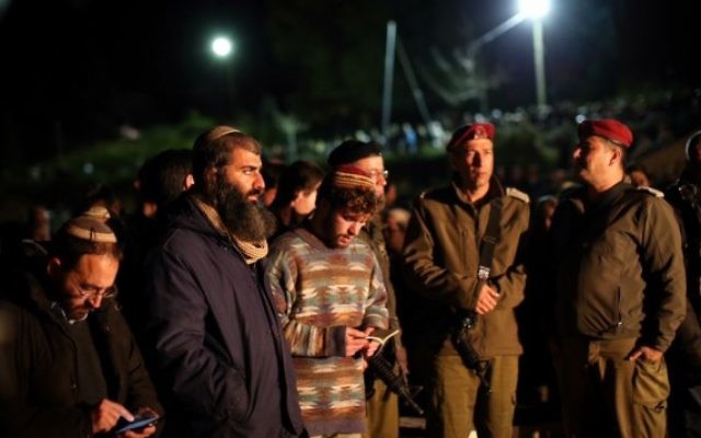 Centaines de personnes assistent aux funérailles du soldat en réserve Eliav Gelman à Kfar Etzion, le 24 février 2016 (Crédit : Yonatan Sindel / Flash90) Centaines de personnes assistent aux funérailles du soldat en réserve Eliav Gelman à Kfar Etzion, le 24 février 2016 (Crédit : Yonatan Sindel / Flash90)