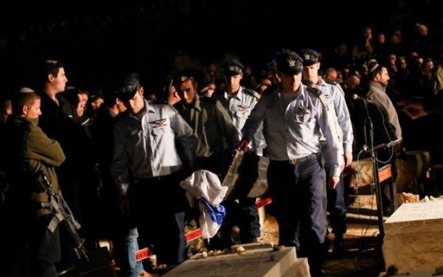 Centaines de personnes assistent aux funérailles du soldat en réserve Eliav Gelman à Kfar Etzion, le 24 février 2016 (Crédit : Yonatan Sindel / Flash90) Centaines de personnes assistent aux funérailles du soldat en réserve Eliav Gelman à Kfar Etzion, le 24 février 2016 (Crédit : Yonatan Sindel / Flash90)