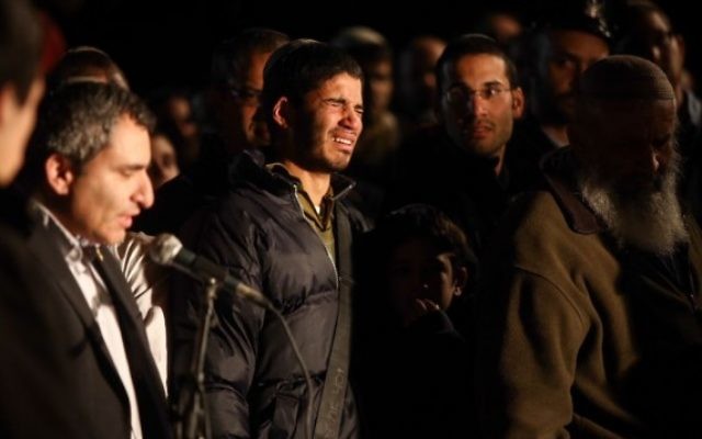 Le ministre de l'Intégration et de l'immigration, Zeev Elkin, lors des funérailles du réserviste Eliav Gelman à Kfar Etzion, le 24 février 2016 (Crédit : Yonatan Sindel / Flash90) Le ministre de l'Intégration et de l'immigration, Zeev Elkin, lors des funérailles du réserviste Eliav Gelman à Kfar Etzion, le 24 février 2016 (Crédit : Yonatan Sindel / Flash90)