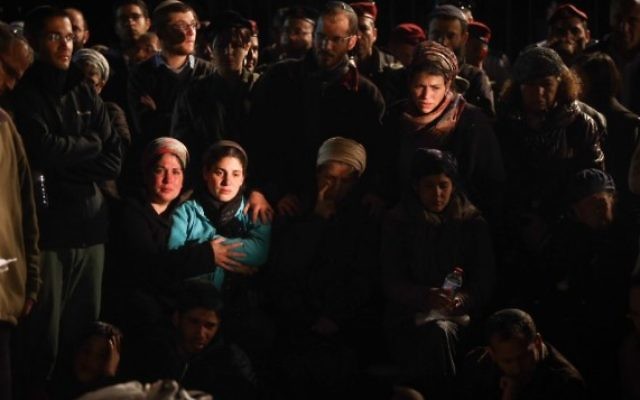 Centaines de personnes assistent aux funérailles du soldat en réserve Eliav Gelman à Kfar Etzion, le 24 février 2016 (Crédit : Yonatan Sindel / Flash90) Centaines de personnes assistent aux funérailles du soldat en réserve Eliav Gelman à Kfar Etzion, le 24 février 2016 (Crédit : Yonatan Sindel / Flash90)