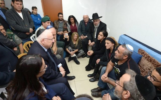 Le président Reuven Rivlin rencontrant le 8 février 2016, la famille de la policière de la police des frontières tuée, Hadar Cohen, qui a été tuée cinq jours plus tôt dans une attaque terroriste à la porte de Damas à Jérusalem (Crédit : Mark Neyman / GPO) Le président Reuven Rivlin rencontrant le 8 février 2016, la famille de la policière de la police des frontières tuée, Hadar Cohen, qui a été tuée cinq jours plus tôt dans une attaque terroriste à la porte de Damas à Jérusalem (Crédit : Mark Neyman / GPO)