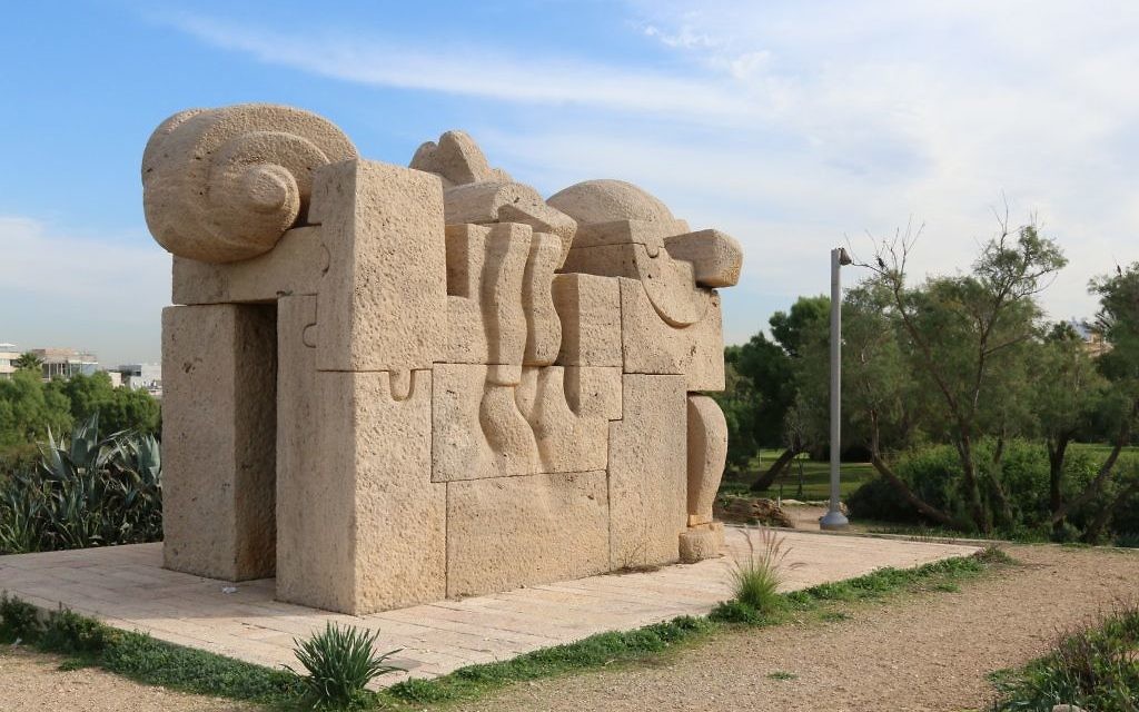 La porte de la paix de Pietro Cascella. (Crédit : Shmuel Bar-Am)