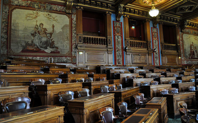 Intérieur de la salle du Conseil de Paris (Crédit : Wikimedia commons) Intérieur de la salle du Conseil de Paris (Crédit : Wikimedia commons)