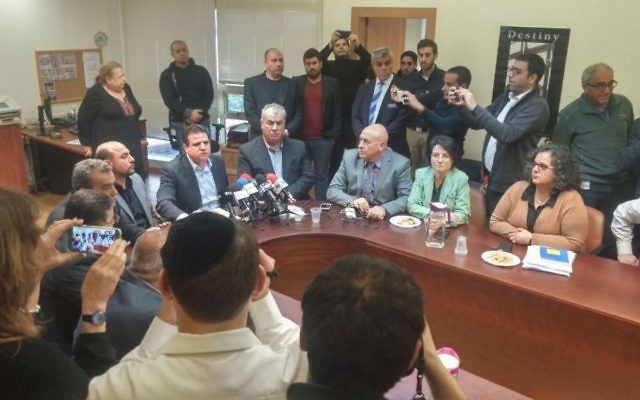 Une réunion de la faction de la Liste arabe unie de la Knesset le 8 février 2016 (Crédit : Autorisation de la Liste arabe unie) Une réunion de la faction de la Liste arabe unie de la Knesset le 8 février 2016 (Crédit : Autorisation de la Liste arabe unie)