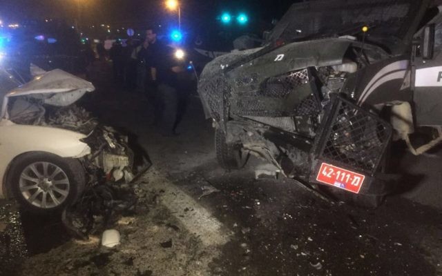 La scène de l'attaque à la voiture-bélier près de Maale Adumim, le 13 février 2016 (Crédit : police israélienne)