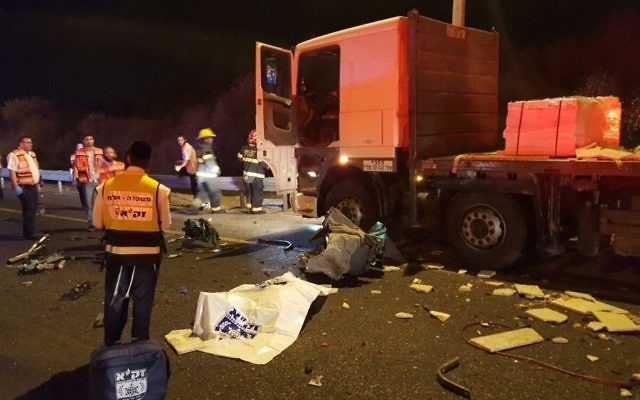 Scène de l'accident de la route sur la route 443, le 14 février 2016 (Crédit : Zaka)