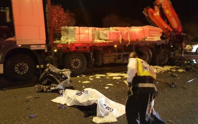 Scène de l'accident de la route sur la route 443, le 14 février 2016 (Crédit : Zaka)