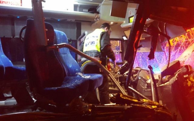 Scène de l'accident de la route sur la route 443, le 14 février 2016 (Crédit : Zaka)