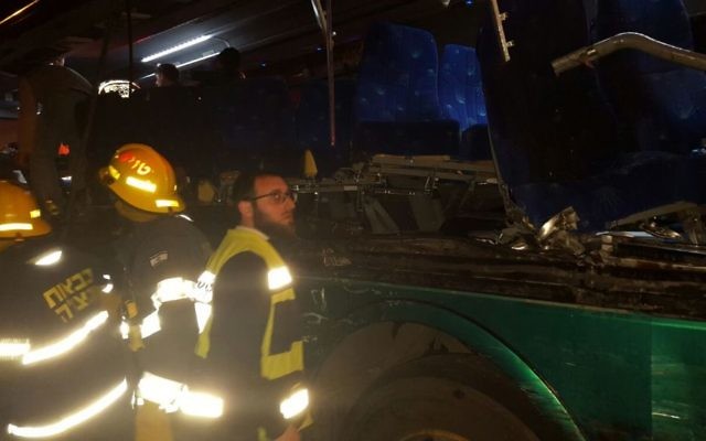 Scène de l'accident de la route sur la route 443, le 14 février 2016 (Crédit : Zaka)