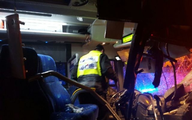 Scène de l'accident de la route sur la route 443, le 14 février 2016 (Crédit : Zaka)