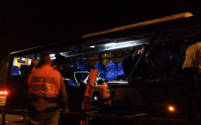 Scène de l'accident de la route sur la route 443, le 14 février 2016 (Crédit : Zaka)