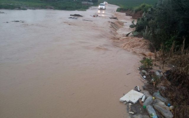 Des inondations dans la ville bédouine de Um Namila, près de Rahat dans le Néguev, le lundi 22 février 2016 (Crédit : Aqil al Ziadneh / Al Bayan) Des inondations dans la ville bédouine de Um Namila, près de Rahat dans le Néguev, le lundi 22 février 2016 (Crédit : Aqil al Ziadneh / Al Bayan)