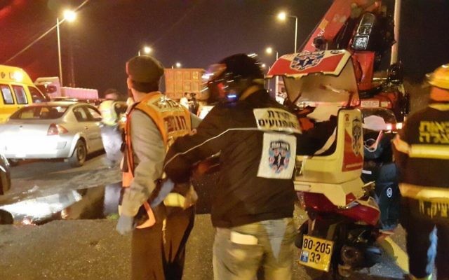 Scène de l'accident de la route sur la route 443, le 14 février 2016 (Crédit : Hatzalah)