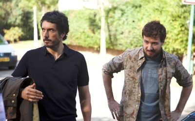 Vincent Elbaz, à gauche, et Ludovik Day pendant une pause sur le tournage de "Je compte sur vous" à Tel-Aviv, en mai 2015. (Crédit : autorisation de Pascal Elbe / via JTA)