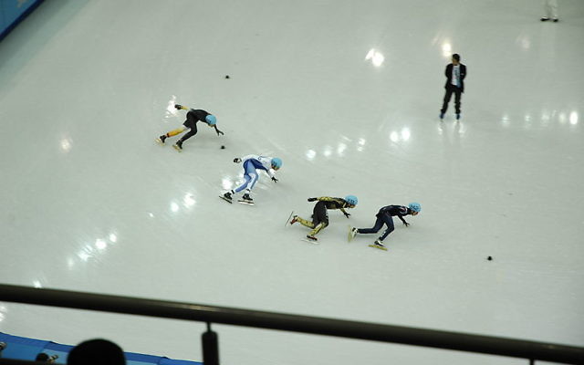 Patinage de vitesse - Jeux Olympiques 2014 - Vladislav Bykanov (Crédit : Wikipédia/CC) Patinage de vitesse - Jeux Olympiques 2014 - Vladislav Bykanov (Crédit : Wikipédia/CC)