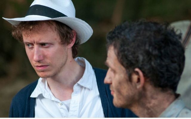 Le réalisateur juif, né en Hongrie, László Nemes sur le plateau de "Son of Saul" aux côtés de Géza Röhrig. (Crédit : autorisation)