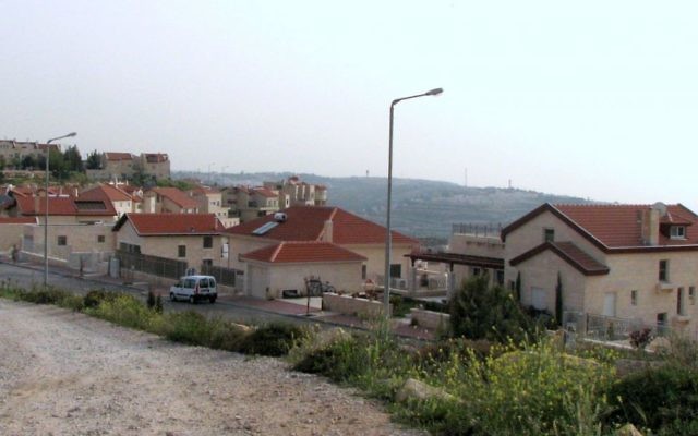 Vue de l'implantation de Neve Daniel, en Cisjordanie, au sud de Jérusalem. (Crédit : Gilabrand / Wikimedia CC BY-SA 3.0) Vue de l'implantation de Neve Daniel, en Cisjordanie, au sud de Jérusalem. (Crédit : Gilabrand / Wikimedia CC BY-SA 3.0)