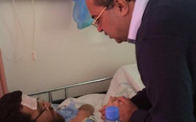 Rencontre entre le député Ahmad Tibi et le journaliste Mohammed Qiq le 11 février 2016 (Crédit : Facebook)