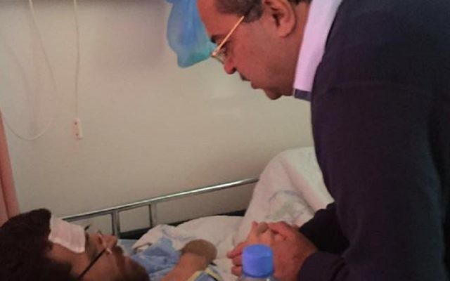 Rencontre entre le député Ahmad Tibi et le journaliste Mohammed Qiq le 11 février 2016 (Crédit : Facebook) Rencontre entre le député Ahmad Tibi et le journaliste Mohammed Qiq le 11 février 2016 (Crédit : Facebook)