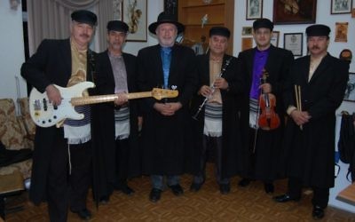 Eduard Tumansky, troisième à partir de la gauche, avec d'autres musiciens de Simcha, le 3 Septembre 2013 (Autorisation Simcha)