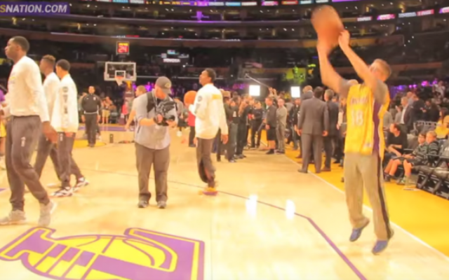 Yitzi Teichman de Baltimore s'entraîne avec les Lakers de Los Angeles (Crédit : capture d'écran YouTube)