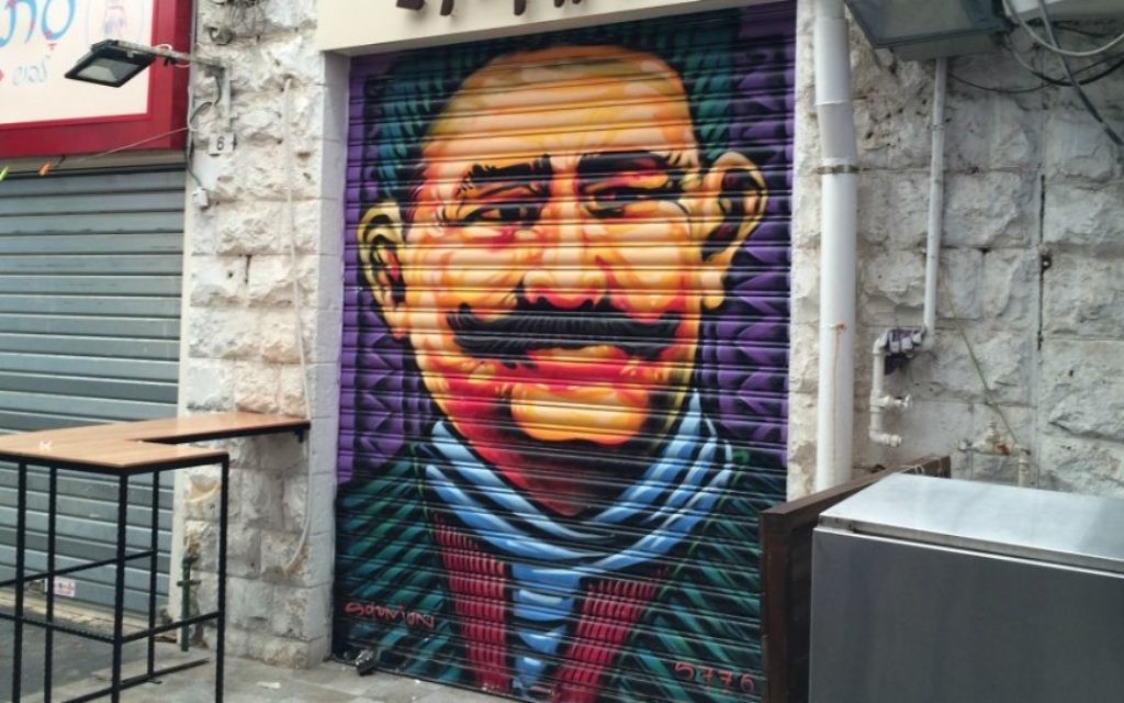 Si Ali Sakkat par Solomon Souza. Mahane Yehuda, Jérusalem, février 2016. (Crédit : Renee Ghert-Zand/TOI)