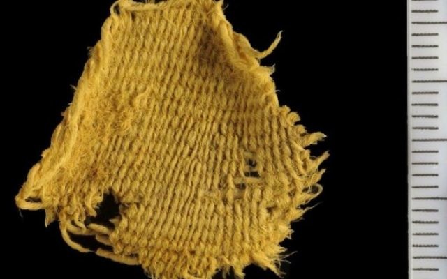 Un tissus en laine non teint retrouvé au site 34 de Timna. Ce type de tissu est plus communément trouvé à l'âge du fer (Crédit : Clara Amit / Israel Antiquities Authority) Un tissus en laine non teint retrouvé au site 34 de Timna. Ce type de tissu est plus communément trouvé à l'âge du fer (Crédit : Clara Amit / Israel Antiquities Authority)