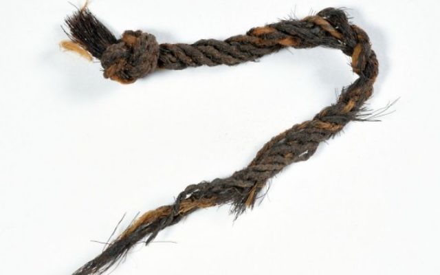 Une corde en poil de chèvre fabriquée avec de nombreux fils torsadés ensemble pour qu'elle dure (Crédit : Clara Amit / Israel Antiquities Authority) Une corde en poil de chèvre fabriquée avec de nombreux fils torsadés ensemble pour qu'elle dure (Crédit : Clara Amit / Israel Antiquities Authority)