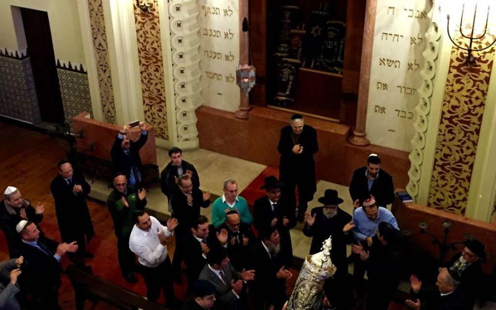 Les hommes dansant au rez de chaussée de la synagogue Mekor Haim, pour célébrer la nouvelle la Torah à Porto, au Portugal, le 30 janvier 2016 (Crédit : Rachel Delia Benaïm / The Times of Israel) Les hommes dansant au rez de chaussée de la synagogue Mekor Haim, pour célébrer la nouvelle la Torah à Porto, au Portugal, le 30 janvier 2016 (Crédit : Rachel Delia Benaïm / The Times of Israel)