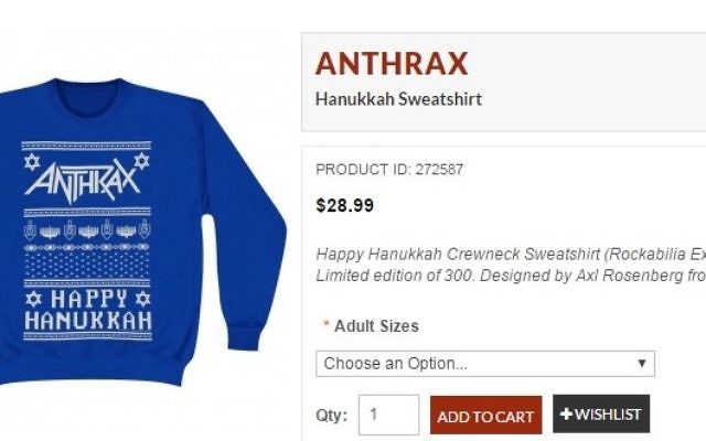 L'horrible pull de Hanoukka du groupe de heavy metal Anthrax (Crédit : capture d'écran Rockabilia.com) L'horrible pull de Hanoukka du groupe de heavy metal Anthrax (Crédit : capture d'écran Rockabilia.com)