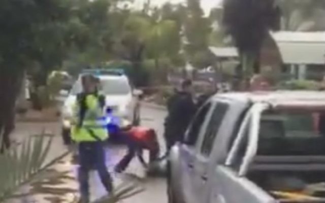 La scène d'une attaque au couteau à Ashkelon le 7 février 2016. (Capture d'écran : Twitter/Eli Shlezinger) La scène d'une attaque au couteau à Ashkelon le 7 février 2016. (Capture d'écran : Twitter/Eli Shlezinger)