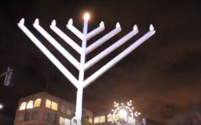 Une grande hanoukkia à Evanston, dans l'Illinois (Crédit : capture d'écran YouTube)