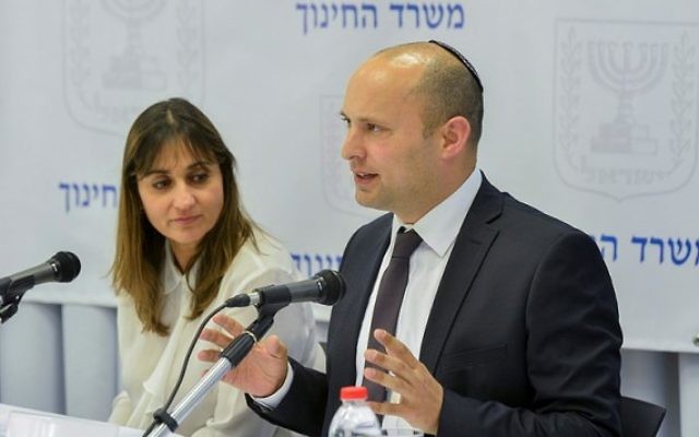 Le ministre de l'Éducation Naftali Bennett (à droite) avec la directrice général du ministère  de l'Éducation Michal Cohen lors d'une conférence de presse à Tel Aviv, le 18 février 2016  (Crédit photo: Flash90)