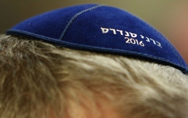 Une kippa Bernie Sanders pendant un évènement de campagne à Marshalltown, dans l'Iowa, le 10 janvier 2016. (Crédit : Charles Ledford/Getty Images/via JTA)