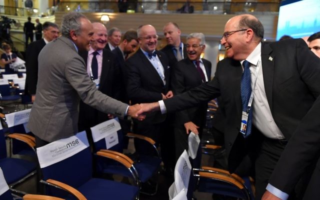 Le ministre de la Défense Moshe Yaalon (à droite) serrant la main du prince saoudien Turki al-Faisal à la Conférence de Munich sur la sécurité, le 14 février 2016 (Crédit : Ariel Harmoni / Ministère de la Défense) Le ministre de la Défense Moshe Yaalon (à droite) serrant la main du prince saoudien Turki al-Faisal à la Conférence de Munich sur la sécurité, le 14 février 2016 (Crédit : Ariel Harmoni / Ministère de la Défense)