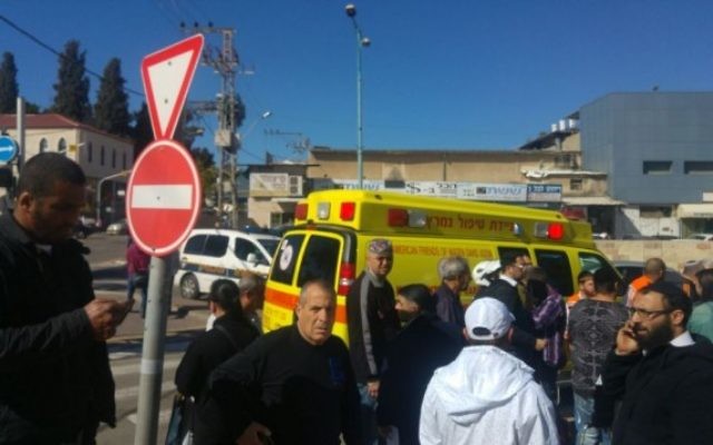 Les services de premier secours sur les lieux de l'attaque au couteau à Ramle, le jeudi 4 février 2016. (Crédit : Magen David Adom)