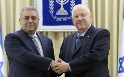 Le nouvel ambassadeur d'Egypte en Israël, Hazem Khairat (à gauche), avec le président Reuven Rivlin à Jérusalem, le 25 février 2016. (Crédit photo: Mark Neiman/GPO)