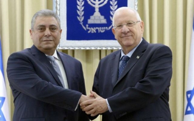 Le nouvel ambassadeur d'Egypte en Israël, Hazem Khairat (à gauche), avec le président Reuven Rivlin à Jérusalem, le 25 février 2016. (Crédit photo: Mark Neiman/GPO)