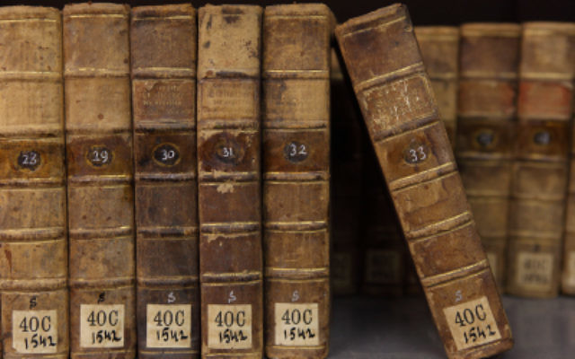 Les livres sur une étagère à l'intérieur de la Bibliothèque nationale d'Israël, qui détient plus de 5 millions de livres, et est situé à la faculté de Givat Ram de l'niversité hébraïque de Jérusalem, 6 juillet 2011 (Crédit : Yaakov Naumi / Flash90) Les livres sur une étagère à l'intérieur de la Bibliothèque nationale d'Israël, qui détient plus de 5 millions de livres, et est situé à la faculté de Givat Ram de l'niversité hébraïque de Jérusalem, 6 juillet 2011 (Crédit : Yaakov Naumi / Flash90)