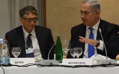Le Premier ministre Benjamin Netanyahu aux côtés de Bill Gates au Forum économique mondial de Davos, en Suisse, le 23 janvier 2014. (Crédit : Kobi Gideon/GPO/Flash 90)