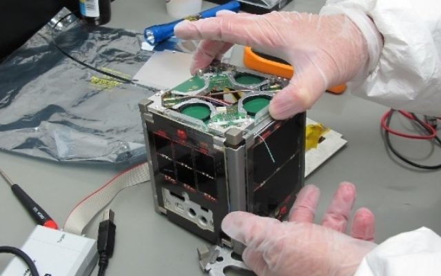 Un nano-satellite fabriqué en Israël (Crédit : CC BY-SA Royroy903 Wikimedia Commons) Un nano-satellite fabriqué en Israël (Crédit : CC BY-SA Royroy903 Wikimedia Commons)