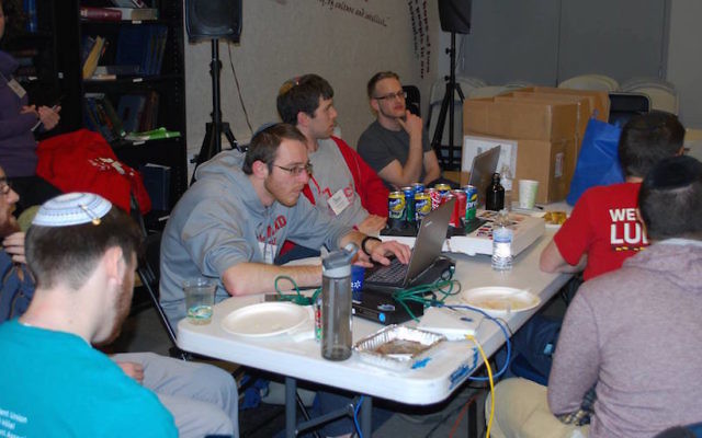 Les participants au hackathon travaillant sur des applications à l'Université du Maryland (Crédit : Autorisation) Les participants au hackathon travaillant sur des applications à l'Université du Maryland (Crédit : Autorisation)