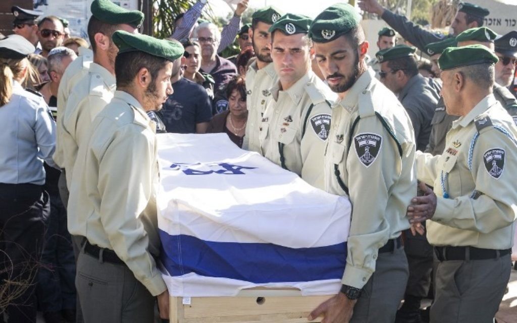 Les soldats portant le cercueil de Hadar Cohen, 19 ans, le 4 février, 2016, lors de ses funérailles dans la ville de Yehud (Crédit : AFP / JACK GUEZ)
