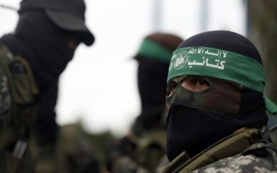 Des membres du Hamas aux funérailles d'un groupe de sept ouvriers qui creusaient un tunnel de combat contre Israël qui s'est effondré, à Gaza ville, le 29 janvier 2016. (Crédit : Mohammed Abed/AFP)