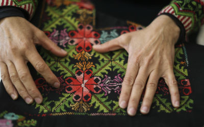 Une femme bédouine montre l'objet créé par une femme de "Broderie du désert : association pour l'amélioration pour les femmes" dans la ville bédouine de Lakiya, le 1er avril 2014. (Crédit : Hadas Parush/Flash 90) Une femme bédouine montre l'objet créé par une femme de "Broderie du désert : association pour l'amélioration pour les femmes" dans la ville bédouine de Lakiya, le 1er avril 2014. (Crédit : Hadas Parush/Flash 90)