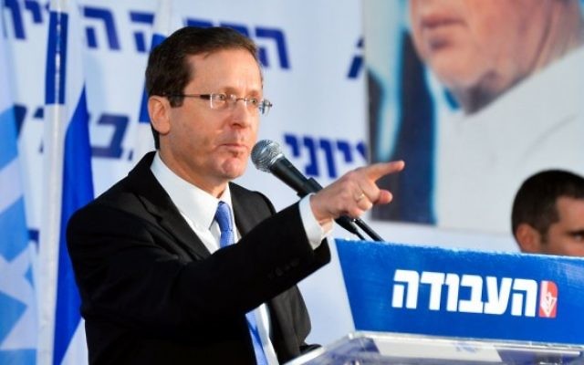 Le chef de file du parti travailliste Isaac pendant une convention du parti à Tel-Aviv, le 7 février 2016. (Crédit : Flash90) Le chef de file du parti travailliste Isaac pendant une convention du parti à Tel-Aviv, le 7 février 2016. (Crédit : Flash90)