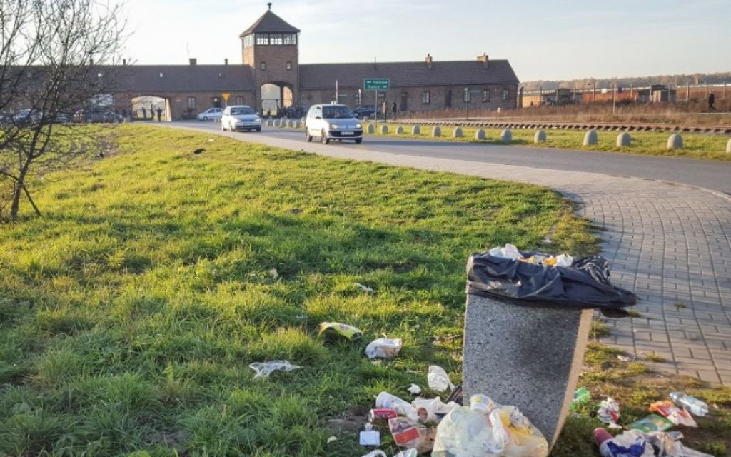 L'entrée de la "tour de la mort" SS de l'ancien camp de la mort Auschwitz-Birkenau en Pologne, sous laquelle les trains de déportés juifs passaient en 1944, quand un embranchement a été ajouté à la voie existante. Cette photo de novembre 2015 a été prise depuis l'extérieur de l'entrée du camp. (Crédit : Matt Lebovic/The Times of Israel)